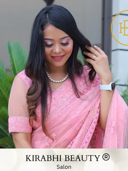 A soft and pretty party look. The pink-toned makeup εταιρείες her pink saree, and her hair is styled with gentle waves for a romantic feel.