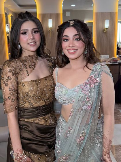 A close-up of this beautiful sister duo. Their smiles say it all.