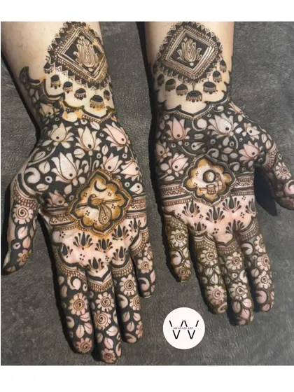 Another angle of the beautiful Karwachauth henna, showing the rich application of the paste.