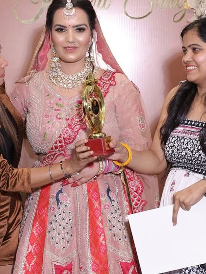 Awarding the trophy for the best portfolio of the batch. I always encourage healthy competition to bring out the best in my students.