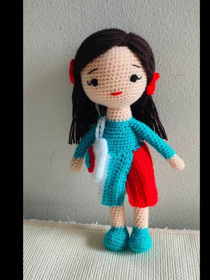 A cute doll in a new look, with a two-toned outfit and a little white bag. I love experimenting with different color combinations.