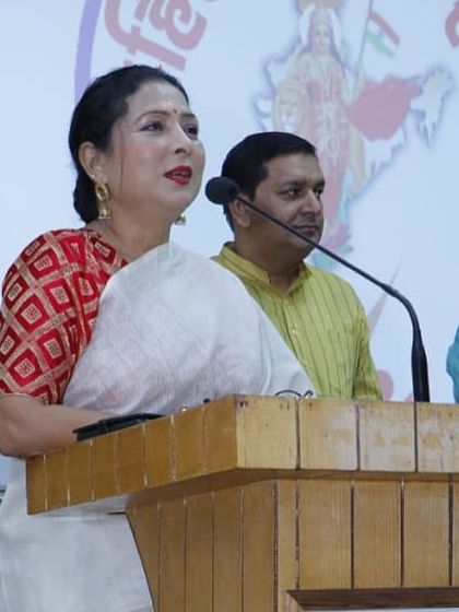 Guru Maa Smt. Ruby Mishra speaking at the 'Mahila Unnati Samman' award ceremony.