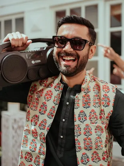 The groom brings the party with him, arriving at the Mehendi function with a boombox on his shoulder, ready to get the celebration started.