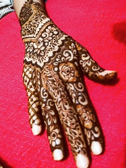 A single-hand view of this beautiful Eid design, showing the delicate and flowing patterns.