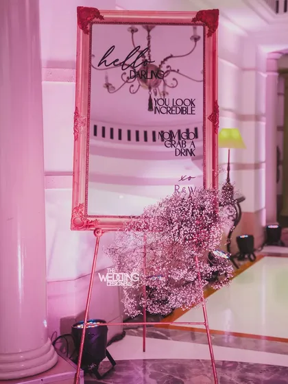 A welcome mirror with a personal touch. Instead of a simple welcome, we use witty and engaging messages to set the tone for the party and make guests feel special.
