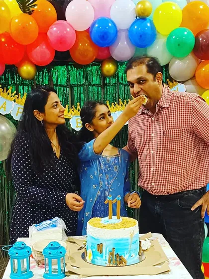 A happy family celebrating their daughter's 11th birthday. We create the perfect festive backdrop for these joyful cake-cutting moments.