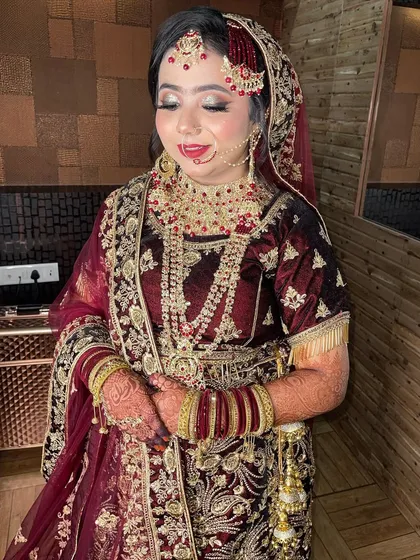 A without-filter look at the Nikah glam for our bride Farheen. The rich maroon velvet and the intricate gold jewelry are perfectly complemented by the makeup.