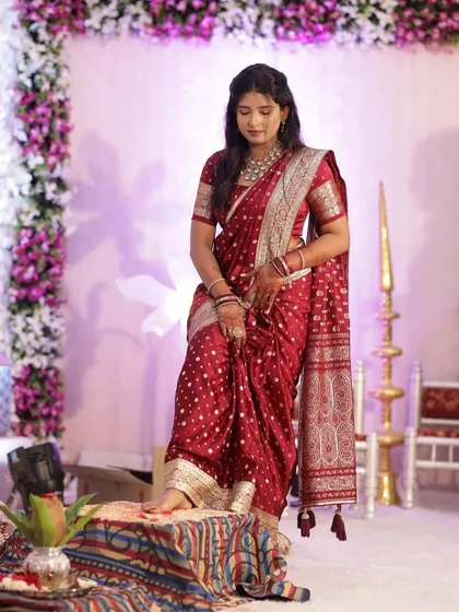 A full-length view of the engagement bride, Shruti, during a traditional ceremony. Her complete look, from the saree to the makeup, is perfectly coordinated.