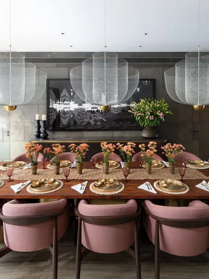 We love to play with form and colour to create memorable moments. In the K Residence dining room, the sculptural brass base of the table, dusty pink chairs, and ethereal Meshmatics chandeliers come together to craft an environment that is both sophisticated and joyfully elegant for entertaining.