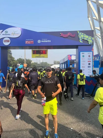 Thumbs up before the start of the race. Ready to give it my all.