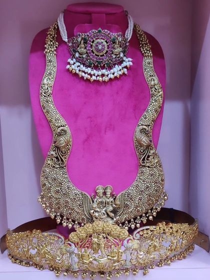A full view of the grand Lakshmi haram set from image 96, also showing the matching choker and vaddanam.