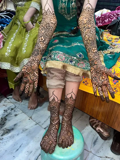 Full bridal coverage for Ayesha, with beautiful, dense patterns on her hands, arms, and feet.