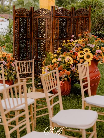 Golden laughter and earthy elegance. This Haldi celebration was a floral dream, with rustic details and beautiful blooms creating a warm and inviting atmosphere.