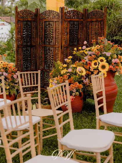Golden laughter and earthy elegance. This Haldi celebration was a floral dream, with rustic details and beautiful blooms creating a warm and inviting atmosphere.