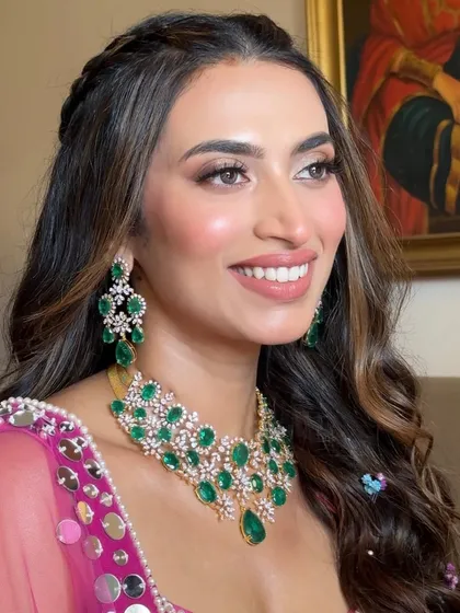 Sakshi’s Mehendi look was all about soft makeup, stunning pink hues, and a lot of fun and laughter.
