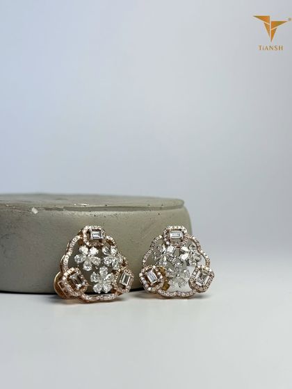 Diamonds shaped like blossoms, framed in baguette edges, and set against rose gold. This earring carries both the softness of nature and the strength of timeless craft.