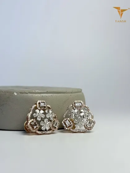 Diamonds shaped like blossoms, framed in baguette edges, and set against rose gold. This earring carries both the softness of nature and the strength of timeless craft.