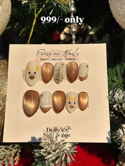 A cute and cozy Christmas press-on set. It features adorable reindeer, a Christmas tree, and a beautiful bronze cat-eye effect.