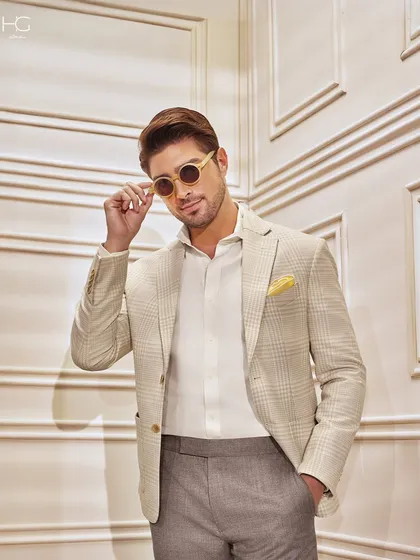 Neutral tones are the key to effortless style. I paired this subtly patterned beige jacket with earthy-toned trousers to create a look that stands out with quiet confidence and ease.