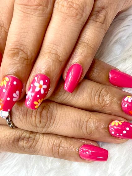 Blooming in style. This vibrant pink set is perfect for summer, with fun, hand-painted daisy and polka dot accent nails.