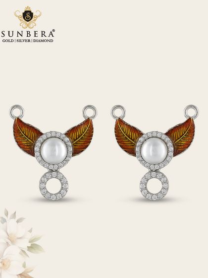 These unique silver antique mangalsutra pendants feature pearl centers and enamelled leaf motifs. They offer a beautiful blend of vintage charm and contemporary style.