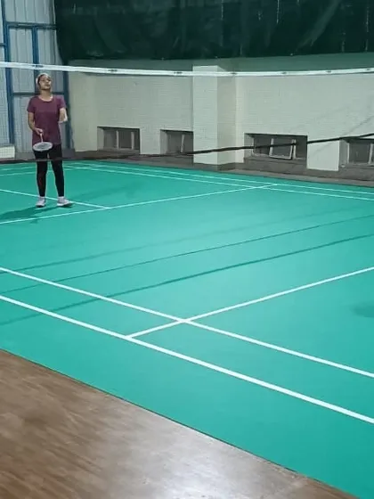 An adult player gets ready to return a shot during a practice session. Our coaching is open to all age groups and skill levels, from total beginners to experienced players.