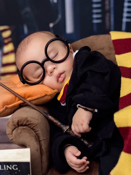 A little bit of magic has arrived! For fans of fantasy, I offer themed sessions like this enchanting Harry Potter setup, complete with a tiny wand, glasses, and a cozy chair for your little wizard.