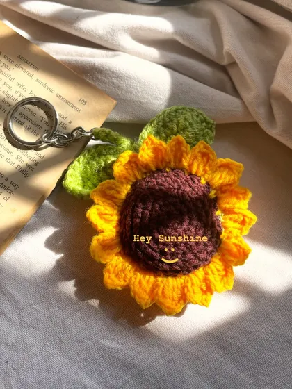 "Hey Sunshine." A simple, cheerful crochet sunflower keychain to brighten up your bag or keys. It's a little piece of handmade happiness you can carry with you everywhere.