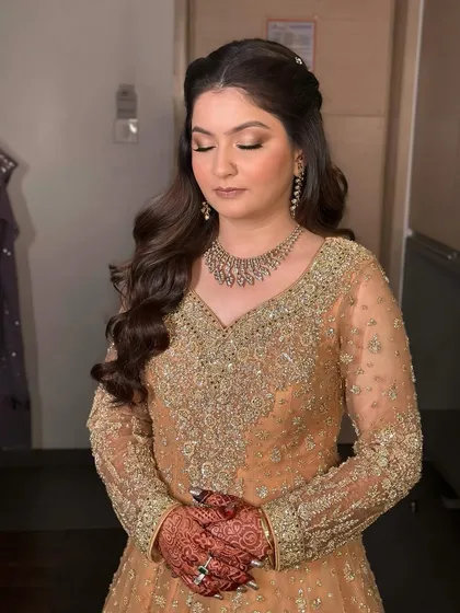 The perfect soft glam look from another angle. The subtle highlight on the cheekbones and the soft brown eyeshadow create a warm, glowing effect that is both elegant and modern.