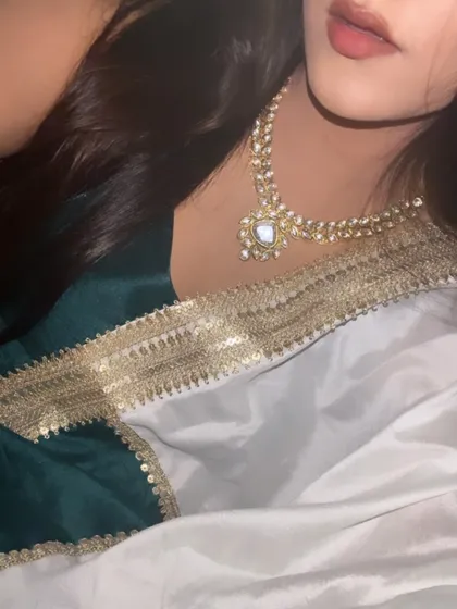 A close-up on the details: the beautiful Kundan necklace against the teal fabric and the gold border of the dupatta.