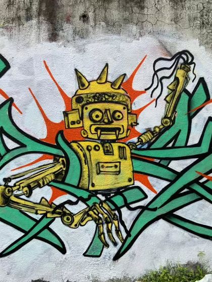 My piece from a fun painting session with the legendary artist Snaketwo. I combined a yellow robot character with green, abstract lettering for this wall.