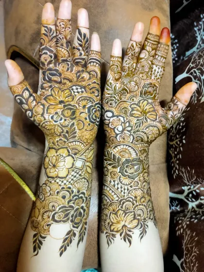 A beautiful example of henna for the bridal party, also known as siders' henna. This design is intricate and full, but slightly less dense than the bride's, creating a coordinated look.