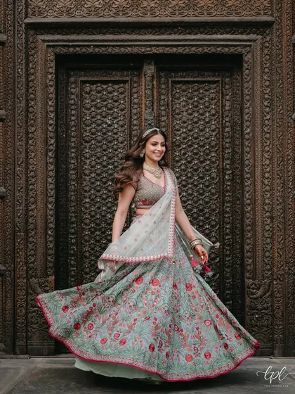 A Mehendi ceremony is all about color and joy. I created a vibrant yet elegant look for this bride, with glowing skin and bright eyes that complemented her beautifully embroidered lehenga, perfect for a sun-drenched celebration in Jaipur.