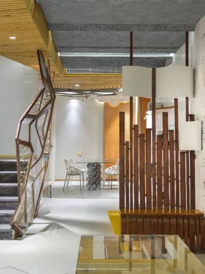 The staircase at the AMG office serves as a key transitional element. Clad in black granite and running alongside a strip of green astroturf, the design creates a bold material contrast while introducing a touch of nature.