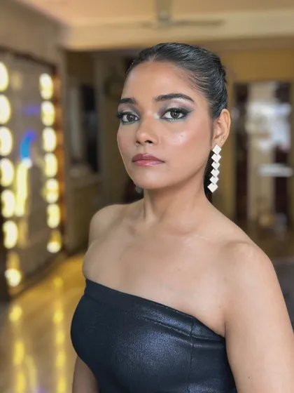 For clients who love a dramatic touch, I specialize in bold, blended smokey eyes. This look features a seamless gradient of deep charcoal and silver tones, creating a captivating effect that’s perfect for evening events and cocktail parties.