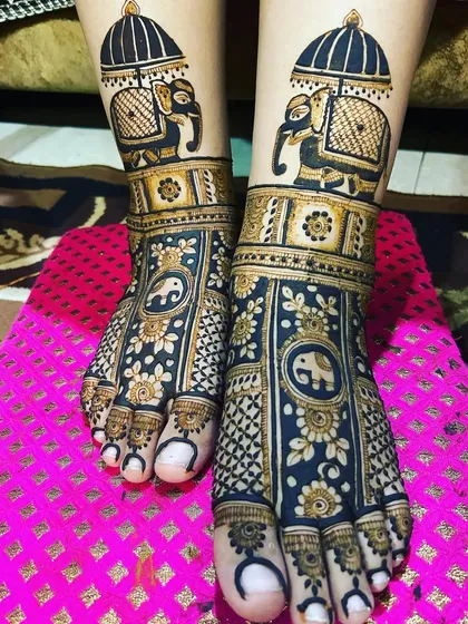 Bridal feet mehndi is just as important as the hands. This design features royal elephants under a decorative umbrella (chattar), with detailed floral and checkerboard patterns for a rich, traditional look.