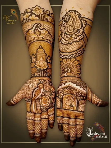 Both hands of the groom's sister's asymmetrical design are shown together, creating a unique and personalized story.
