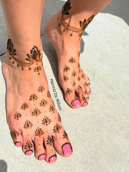 A very minimal and chic foot mehendi. The scattered lotus buds create a delicate pattern, like anklets and toe rings.