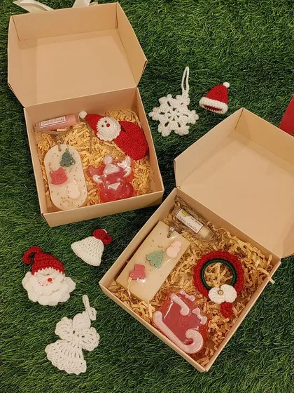 I curate beautiful gift hampers, perfect for the holiday season or any special occasion. These boxes combine my crochet creations, like ornaments and brooches, with other artisanal products for a complete and thoughtful present.