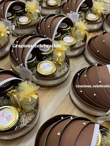I love creating unique packaging, like these adorable cradle-shaped hampers for baby showers. This gender-neutral brown design is filled with jars of goodies and decorated with delicate pearl details, making it a memorable thank you gift for your guests.