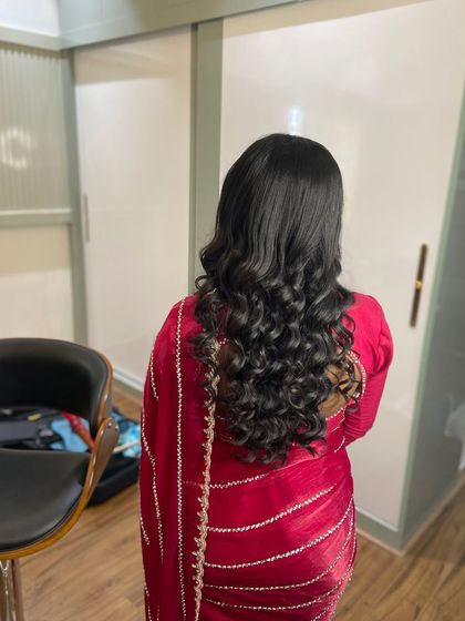 This look is all about elegance. The soft curls and the perfectly draped saree create a sophisticated style for any party or event.