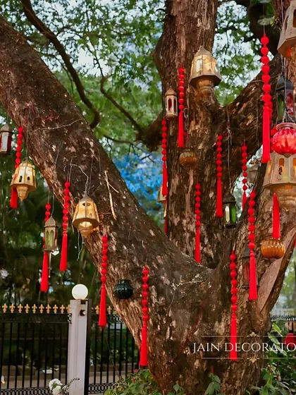 Another detail of the Turkish-inspired decor, with lanterns and tassels hanging from a large tree. It's about using the natural environment to enhance the theme.