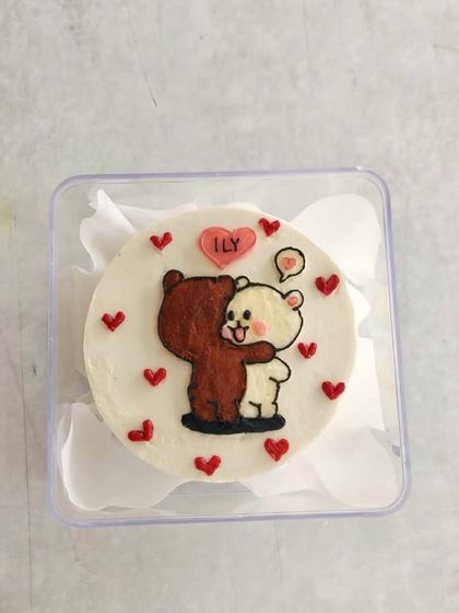 A simple and sweet "I Love You" mini bento cake with two hugging bears.