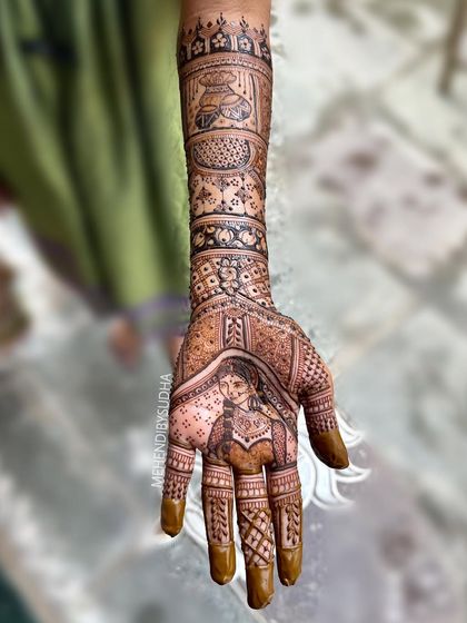 A single hand view of a bridal portrait, showcasing the fine details I can achieve. This bride wanted a classic portrait to be the centerpiece of her mehendi.