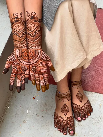 This image shows the rich stain of the semi-bridal hand and foot mehendi combination. The color is deep and beautiful.