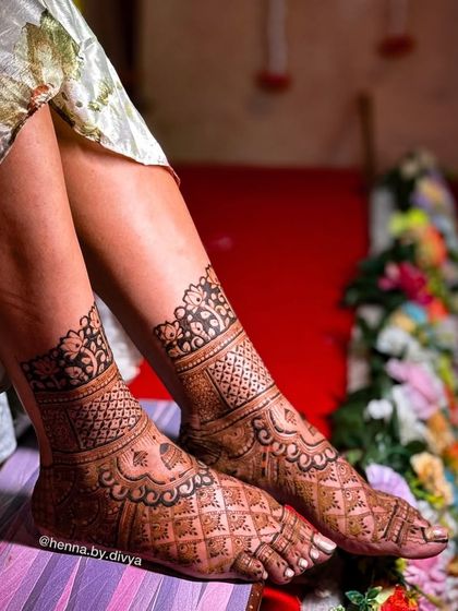 A beautiful shot of a bride's feet, adorned with a full-coverage grid pattern mehendi. This style is perfect for all the traditional wedding ceremonies.