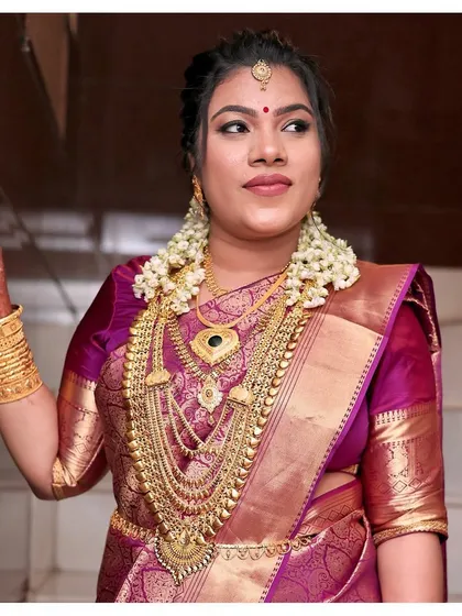 Drenched in gold for her temple wedding. Reshma looks every bit the traditional South Indian bride, with her makeup enhancing her features beautifully.