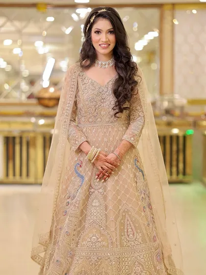 Poised and perfect. This engagement look is all about understated elegance, from the soft makeup to the simple hair accessory.