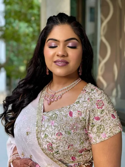 Another beautiful close-up of this reception look. The shimmer on the eyes is simply stunning.
