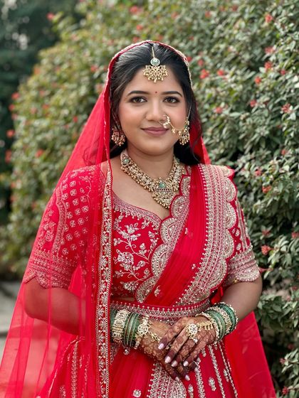 Another angle of this timeless red bridal look. The soft makeup allows the bride's natural beauty and her stunning jewellery to take center stage.